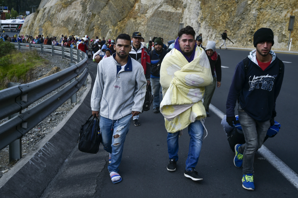 Migrantes venezolanos recorren carreteras ecuatorianas para llegar a Perú (Referencial)