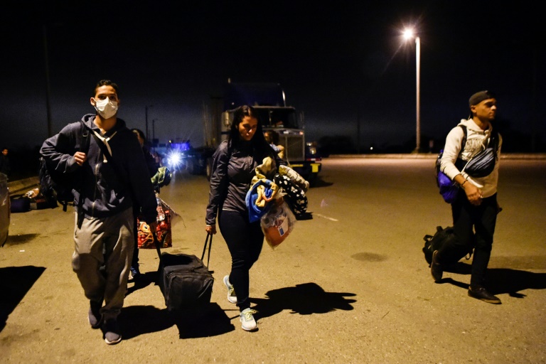 Migrantes venezolanos cruzan la frontera entre Ecuador y Perú en Tumbes, Perú