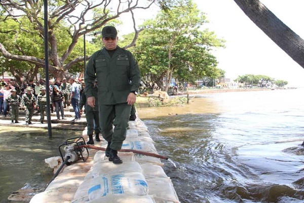 El ministro del Poder Popular para la Defensa, Vladimir Padrino López, recorre el muro de contención levantado para evitar desborde del río Orinoco a Ciudad Bolívar