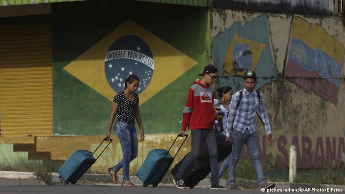 Venezolanos emigrando a Paracaima, Brasil