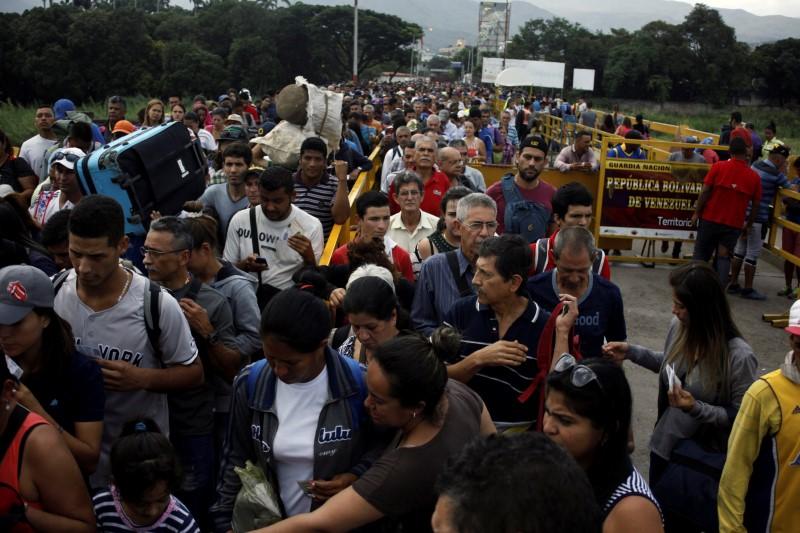 Personas cruzando el puente fronterizo con Venezuela, Simón Bolívar, rumbo a Colombia, el 27 de Junio de 2018