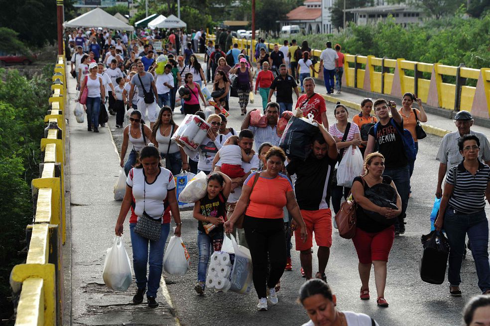 Migrantes venezolanos pasan por Colombia hacia otros países, principalmente a Ecuador