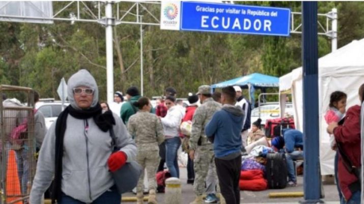 Emigrantes venezolanos retenidos en Ecuador al exigirles sorpresivamente el pasaporte lo que creó un embudo humano y medios aprovecharon imágenes llamativas. 