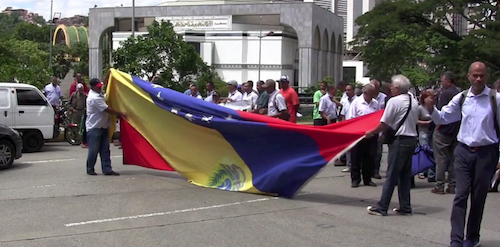 El Presidente se equivocó dicen trabajadores de CANTV y Corpoelec y trancaron la avenida Libertador en protesta