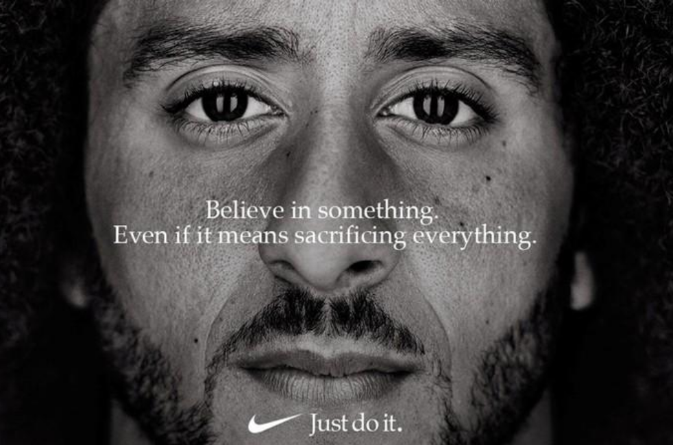 El exmariscal de campo de San Francisco 49ers Colin Kaepernick aparece en un anuncio de Nike Inc para conmemorar el 30 aniversario de su eslogan "Just Do It"