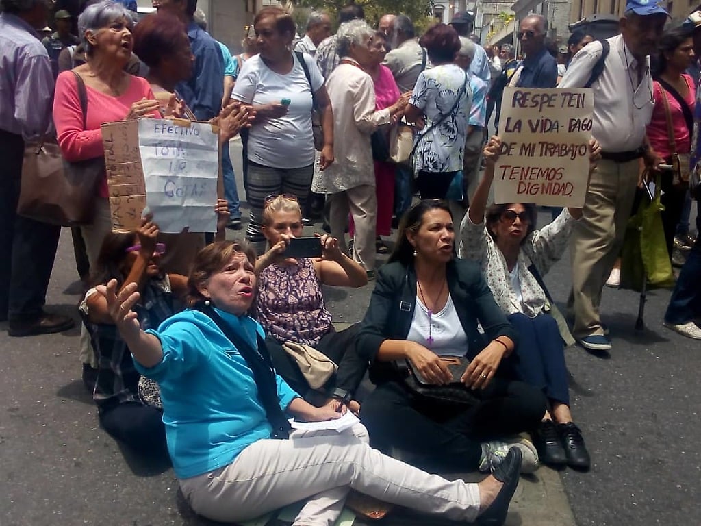 Jubilados y pensionados hacen sentada de protesta
