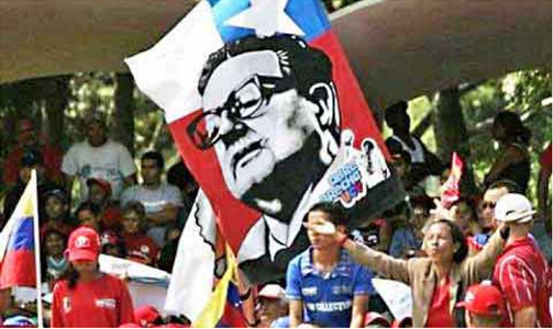 La bandera de Abrebrecha-UCV en la marcha en honor a Salvador Allende y contra el imperialismo, 11 de septiembre 2018 en Caracas