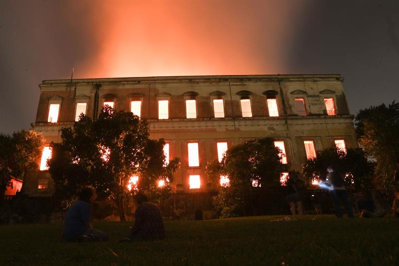 Museo Nacional de Río de Janeiro fue devastado por el fuego