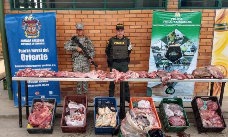 La policía colombiana constantemente intercepta carne proveniente de Venezuela en contrabando.
