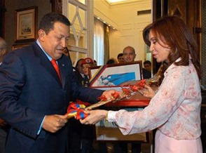 Chávez cuando entregó a la presidenta de Argentina, Cristina Fernández de Kirchner, una réplica de la espada del héroe nacional Simón Bolívar.