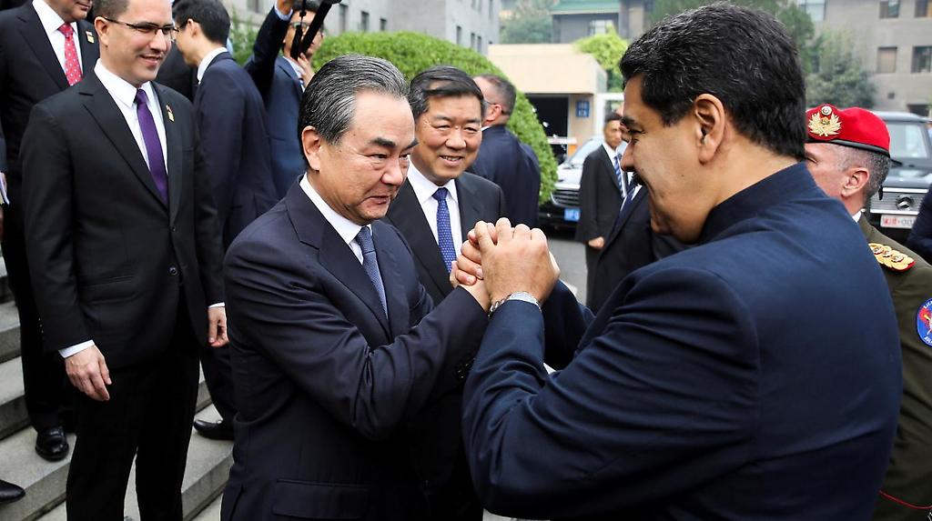 El presidente Nicolás Maduro saluda al Canciller chino Wang Yi durante su visita a ese país