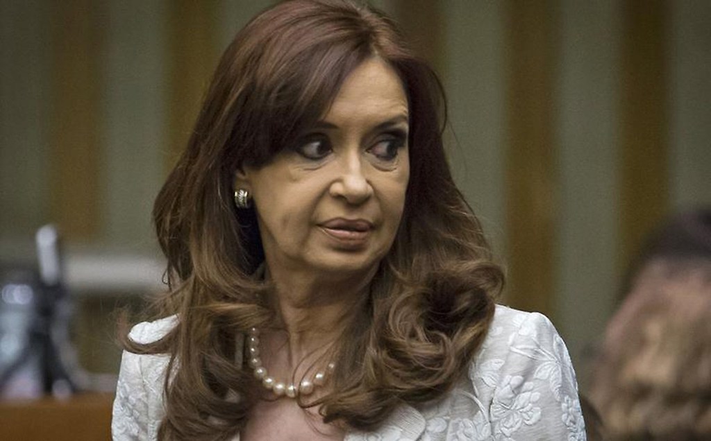 Expresidenta Cristina Fernández de Kirchner llega a los tribunales donde está siendo procesada por presunta corrupción