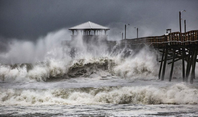 Vientos y lluvia del huracán Florence comenzaron a azotar este jueves las costas de las Carolinas