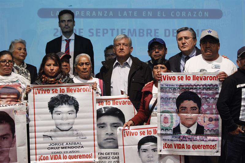 López Obrador y padres de estudiantes de Ayotzinapa