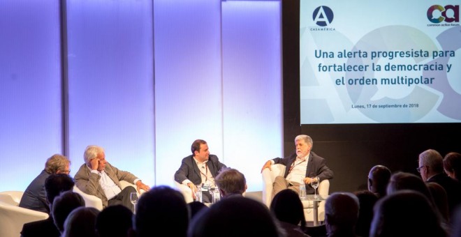 Juan Luis Cebrián, Felipe González, Gaspard Estrada y Celso Amorim en la primera mesa abierta en Madrid para analizar el caso Brasil