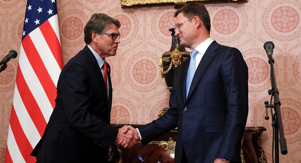 el secretario de Energía del país, Rick Perry, durante la reunión que mantuvo el 13 de septiembre en Moscú con su homólogo ruso, Alexandr Novak.