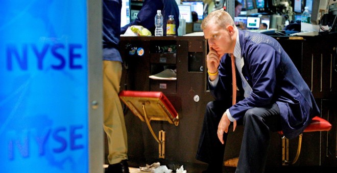 Un corredor de bolsa se sienta en el edificio de la Bolsa de Nueva York (NYSE, según sus siglas en inglés), el 15 de septiembre de 2008, el día de la quiebra del banco de inversión Lehman Brothers.