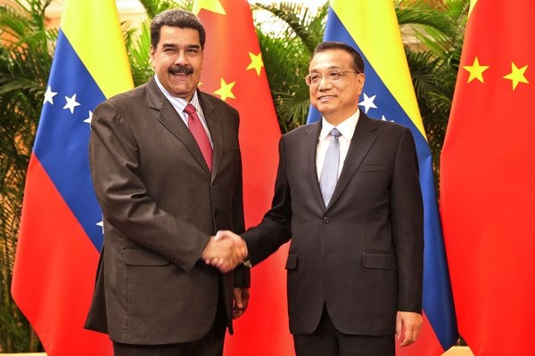 El presidente Nicolás Maduro junto con el primer ministro de China, Li Keqiang, el 14 de setiembre, tras la firma de 28 acuerdos energéticos y mineros