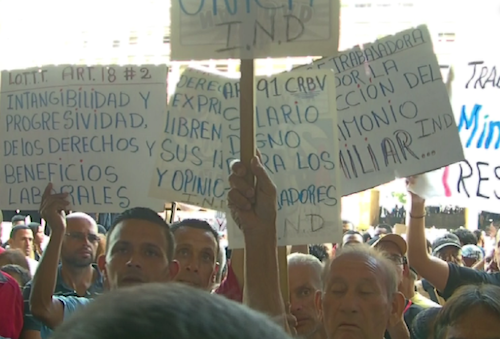 Trabajadores protestan por la grave situación en la Plaza Caracas