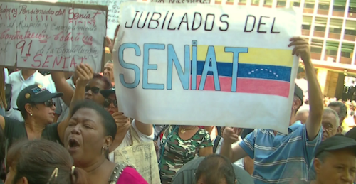 Jubilados del SENIAT presentes en la protesta de los trabajadores por la grave situación realizada en la Plaza Caracas