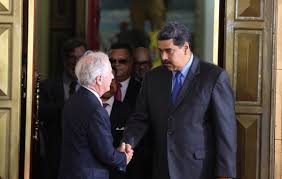 Nicolás Maduro junto a Bob Corker en un encuentro en mayo de este año.