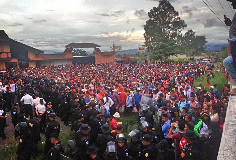Caravana de migrantes hondureños se interna en territorio guatemalteco con rumbo a Estados Unidos.