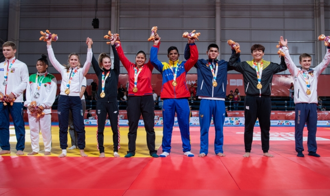 Carlos Páez, al centro, obtuvo Oro Olímpico de la Juventud