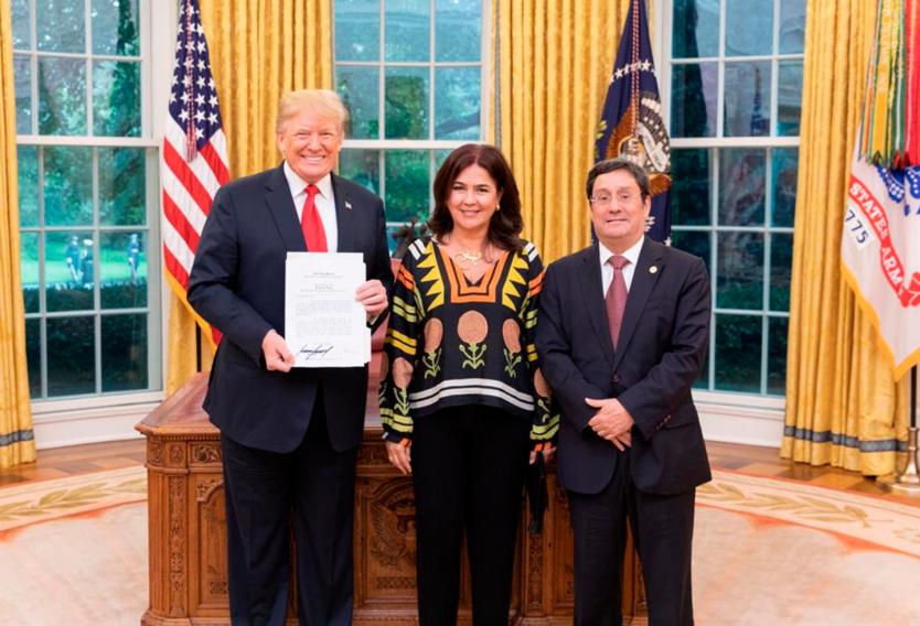 Santos con Trump y su esposa.