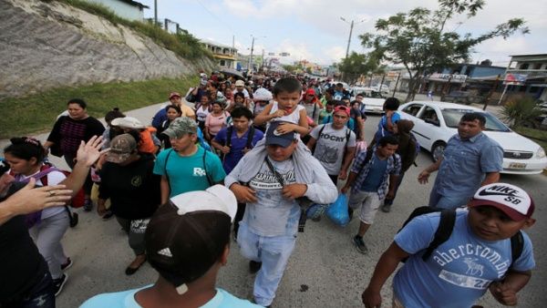 Hondureños salen en masa de su país