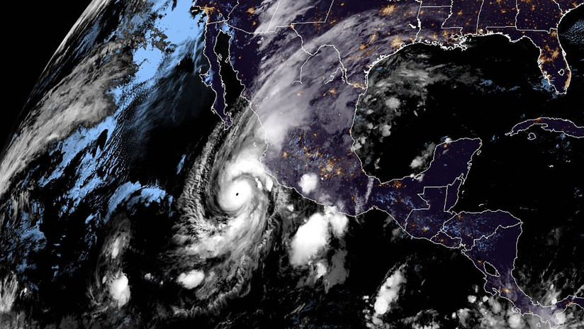 El huracán Willa amenaza la costa mexicana del océano Pacífico