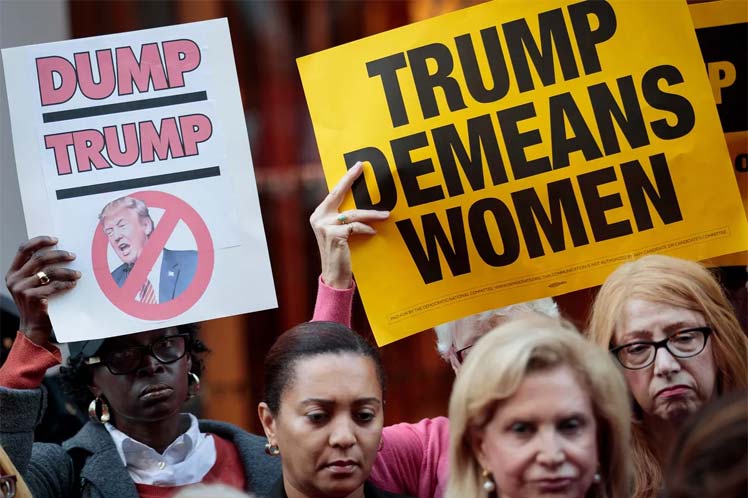Trump no merece el voto femenino, dice la pancarta