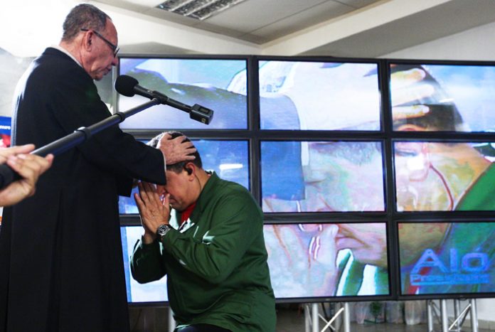 El Padre Rojas con el Comandante Chávez