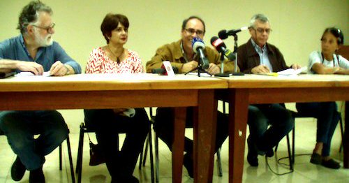 Edgardo Lander, Oly Millán, Hector Navarro, Gonzalo Gómez y Nuris Orihuela, miembros de la Plataforma en Defensa de la Constitución de la República Bolivariana de Venezuela, en rueda de prensa.