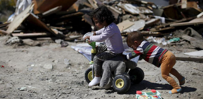 Dos niños juegan en el poblado de El Gallinero, en Madrid