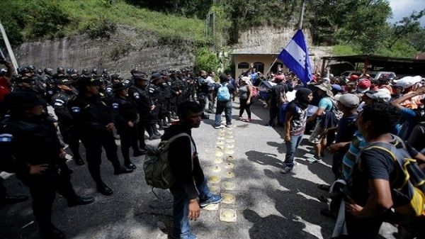 Policía fronteriza de Guatemala cierra el paso a migrantes de Honduras