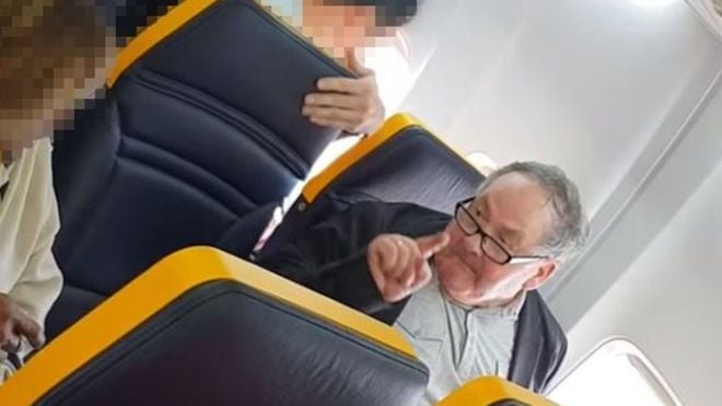 Los insultos racistas de este sujeto fue grabado por otro pasajero del vuelo
