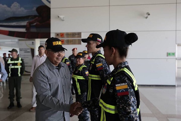 Ministro Reverol con funcionarios de la Policía Migratoria en el aeropuerto internacional de Maiquetía