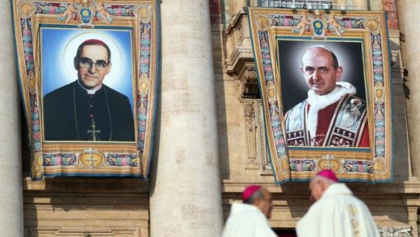 Imagen de monseñor Romero durante misa de canonización en el Vaticano