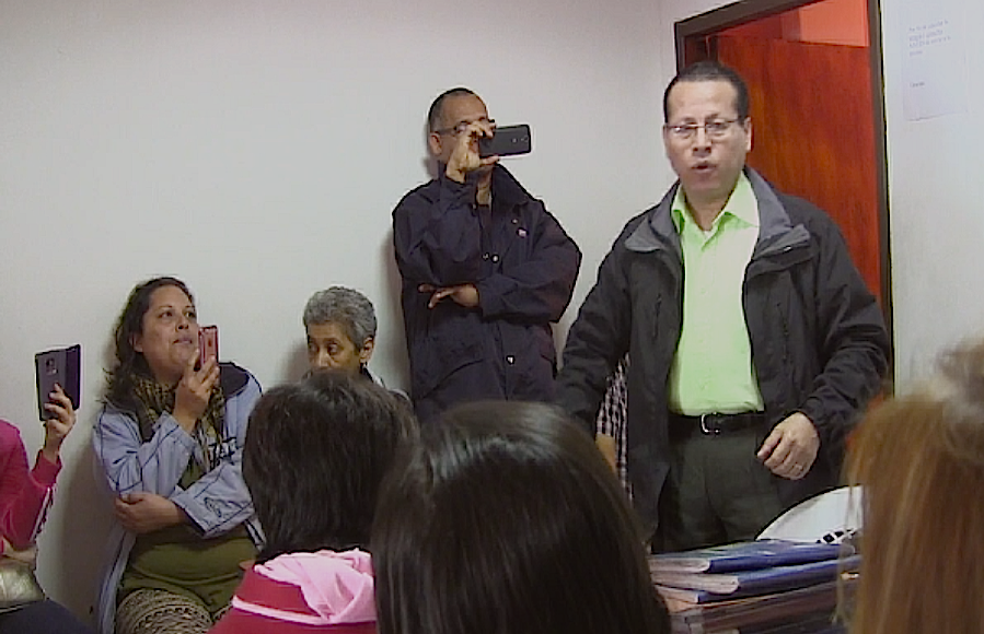 El nanotecnólogo Sirio Quintero en una charla dirigida a los pacientes en la sala de espera