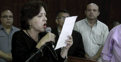 La representante del FAPUV de la UCV, la profesora Keta Stephany leyó  a la asamblea el documento de la proclama de la Intersectorial de Trabajadores de Venezuela