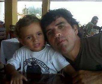 Asier Guridi con su hijo Iban  Texto completo en: https://www.lahaine.org/fL82