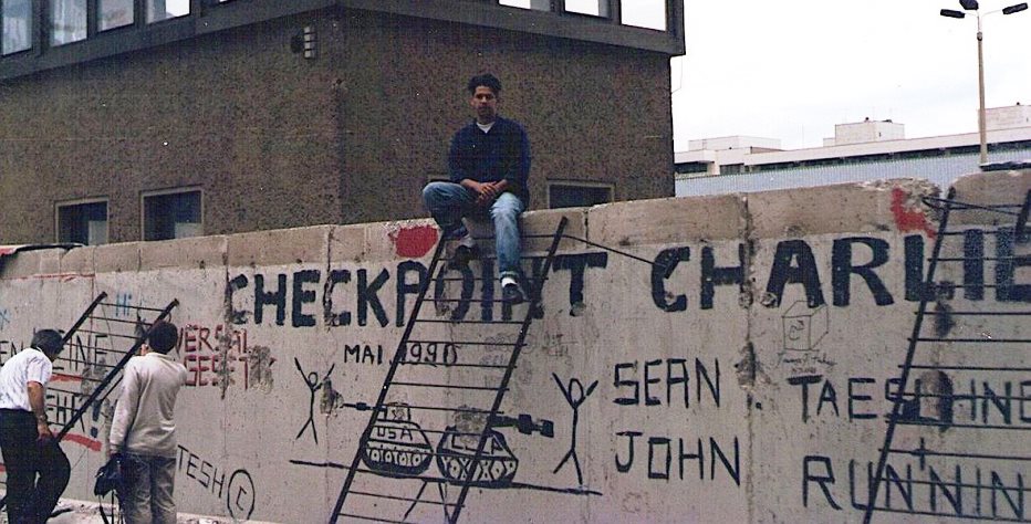 El venezolano Andrés Salcedo, cerca del punto de control "Checkpoint Charlie", en Friedrichstraße. Alemania fue reunificada en octubre de 1990, a casi un año de la caída del Muro de Berlín