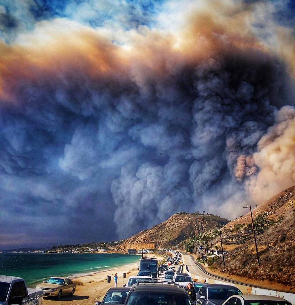 La costa de California a la altura de la ciudad de Malibú, asediada por el humo de los devastadores incendios forestales.