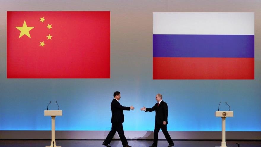 El presidente de China, Xi Jinping (izqa.), junto a su homólogo ruso, Vladimir Putin