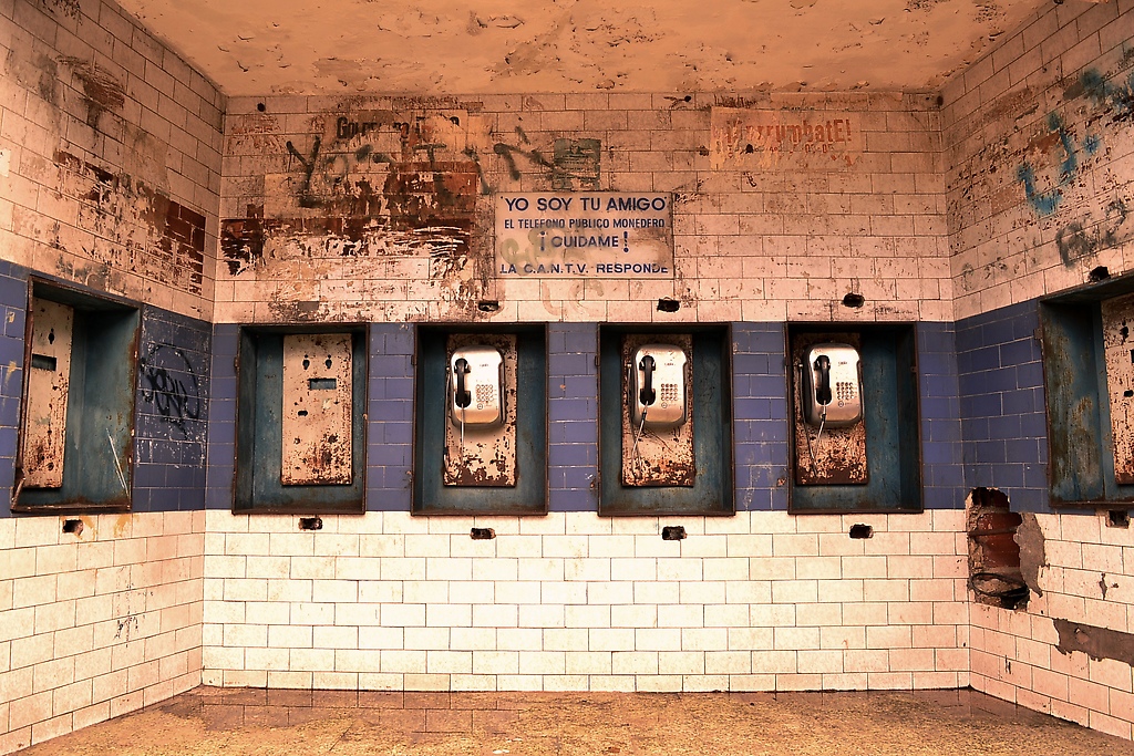 Las antiguas casetas telefónicas, convertidas en baños públicos.