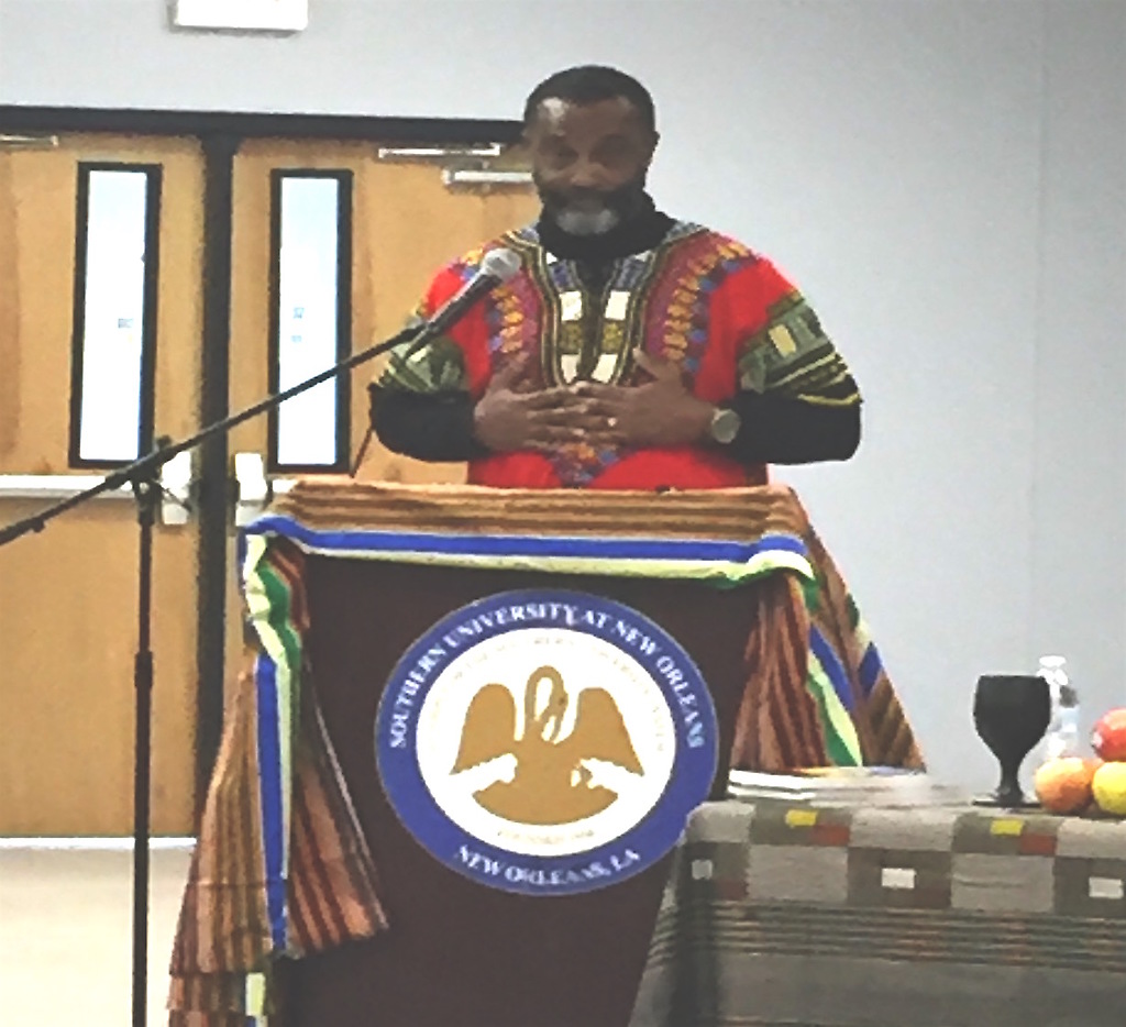 El jefe del Departamento de Estudios Afroamericanos de esta Universidad, Doctor Clyde Robertson