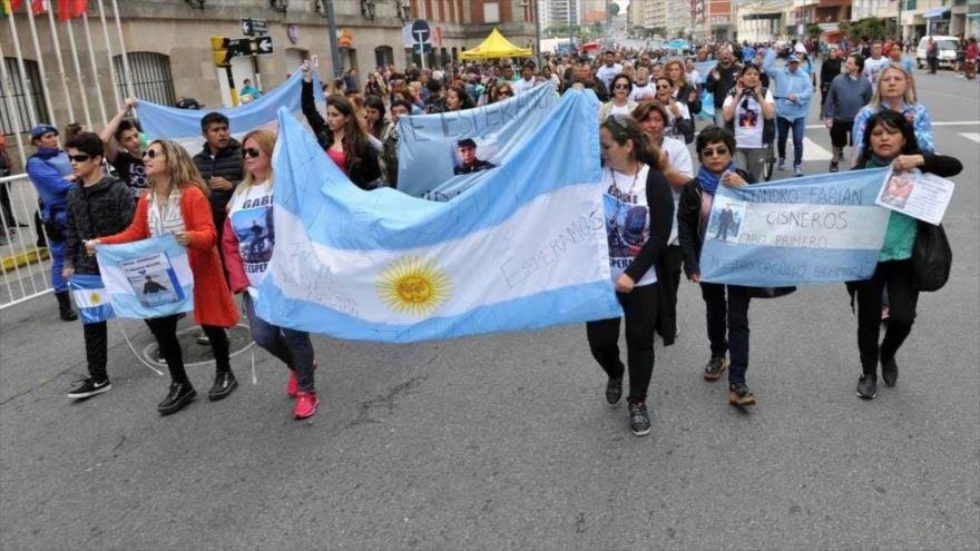 Familiares de submarinistas desaparecidos marchan contra Macri