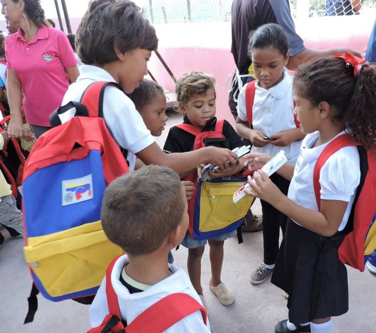 167 bolsos a estudiantes de la escuela del sector Telesforo
