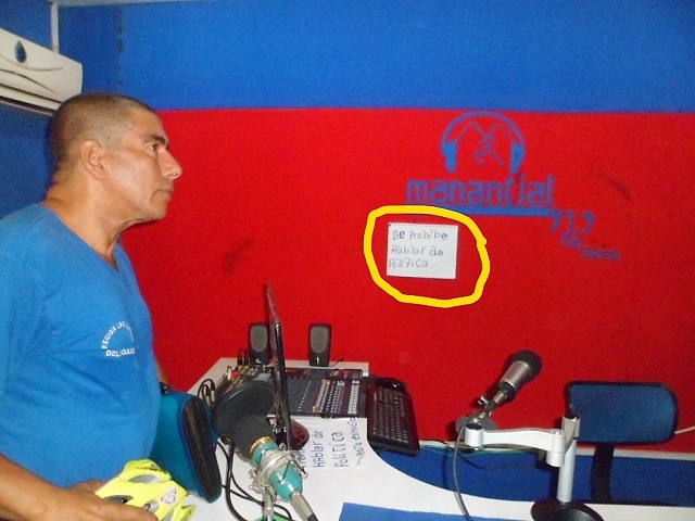 Una  emisora con un cartel que advierte que está prohibido hablar de política (el borde resaltador amarillo es nuestro)