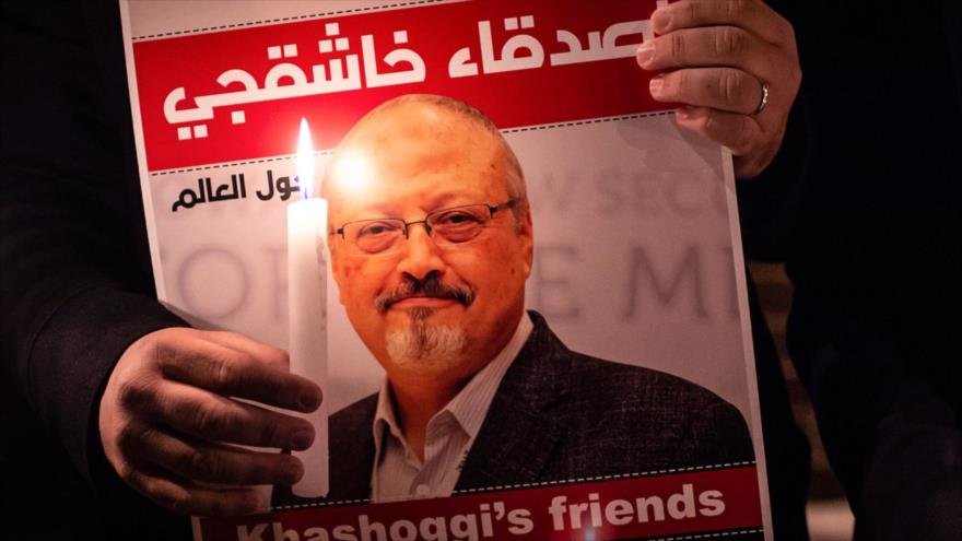 Los manifestantes turcos sostienen carteles con imágenes del periodista saudí Jamal Khashoggi